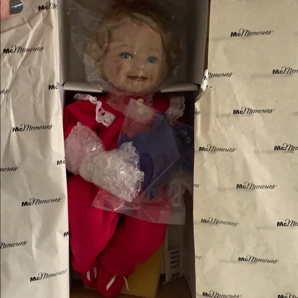 Ashton Drake Mcmemories “Sharing a Good Time” Doll